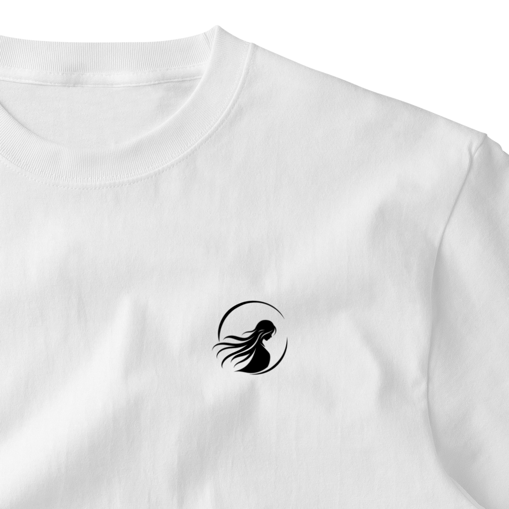風紋 Tシャツ〈白〉の左胸に配置された黒い風紋